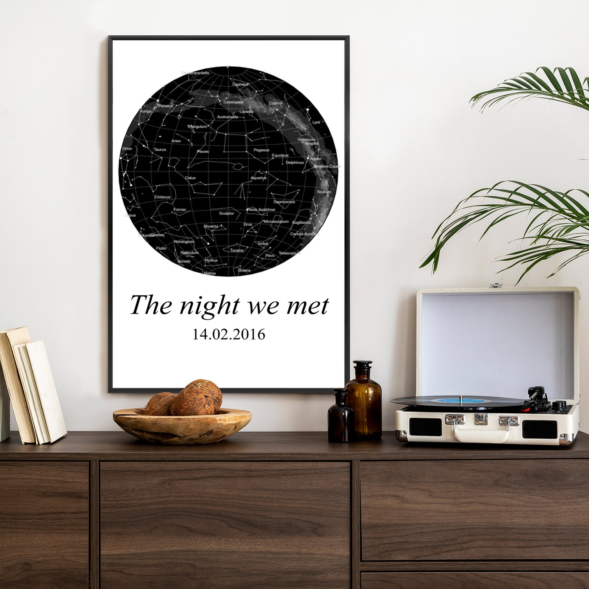 Plakat w ramie z mapą nieba i napisem