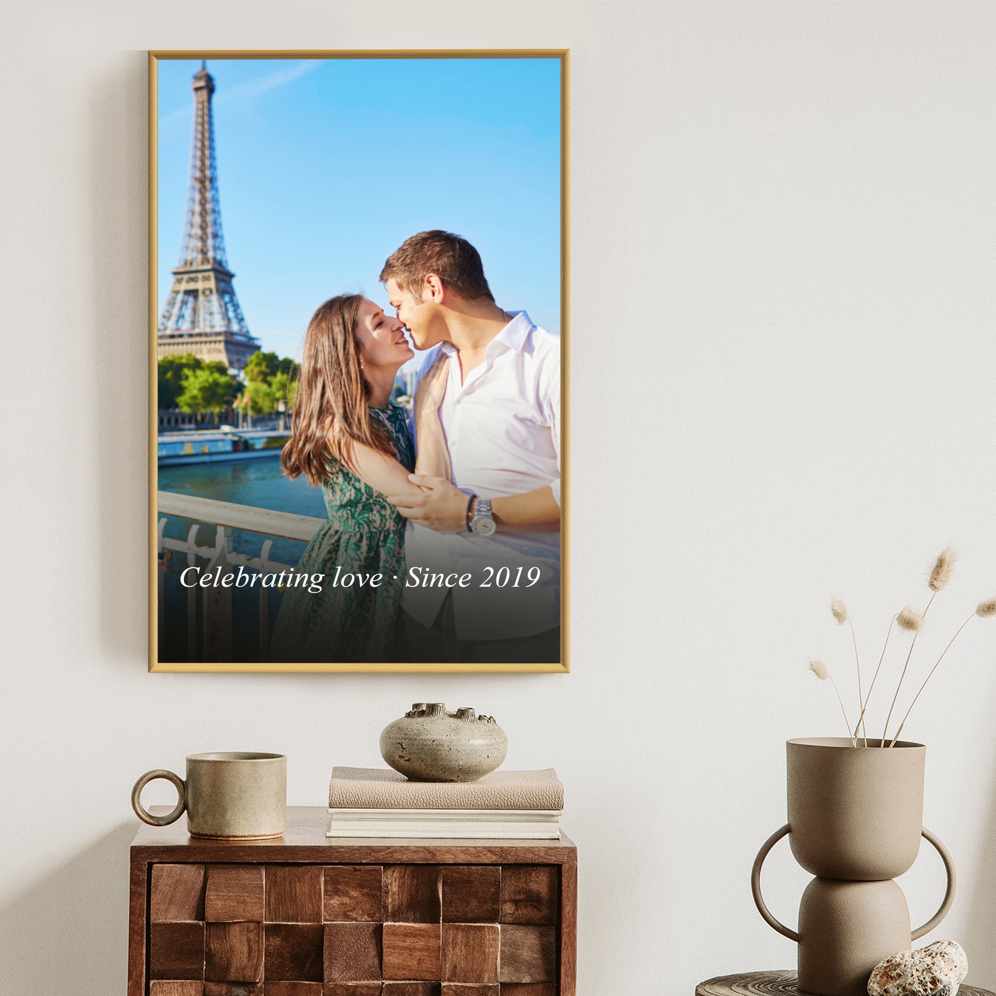Plakat w ramie pionowy z efektem artystycznym i napisem