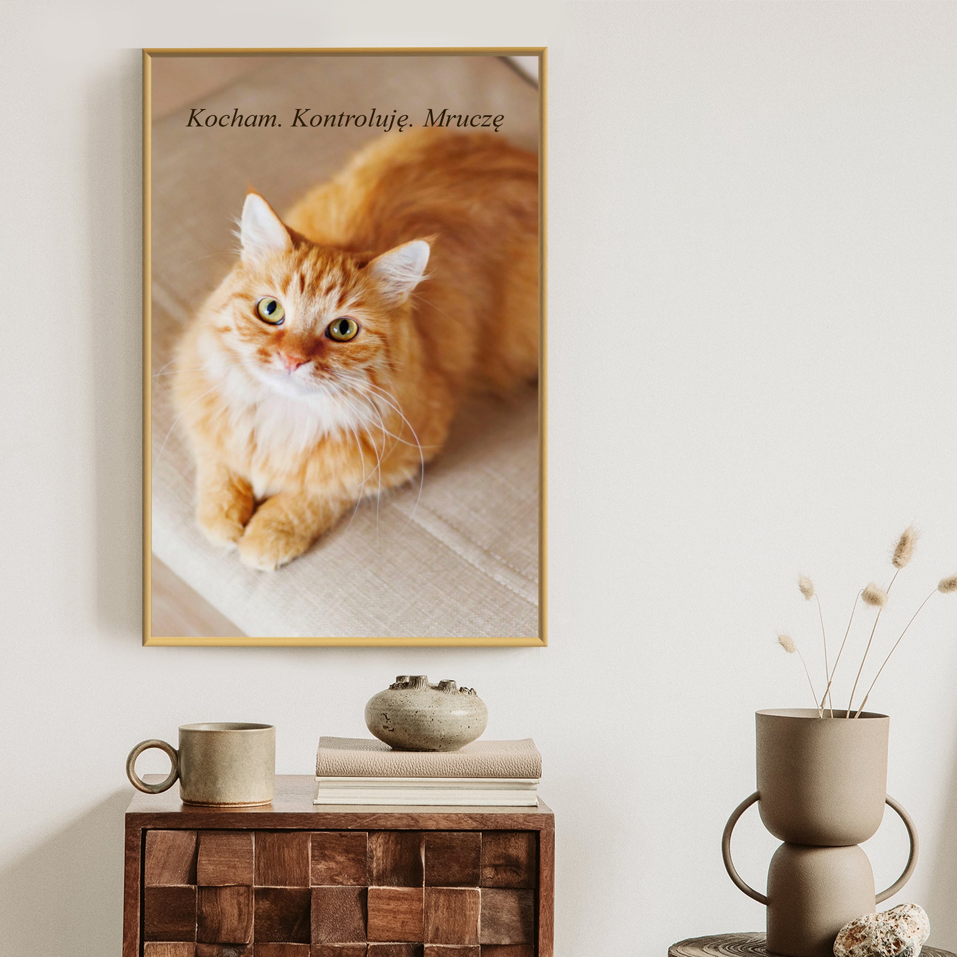 Plakat w ramie ze zdjęcia z napisem u góry